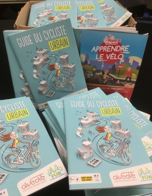 Un exemplaire du &quot;Guide du cycliste urbain&quot; offert pour les visiteurs *(1)