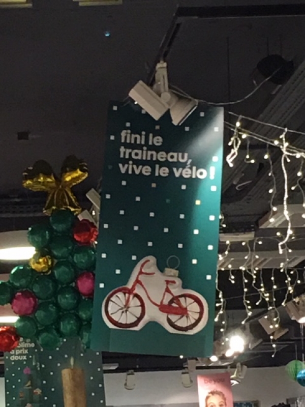 Le Père Noël se met aussi au vélo
