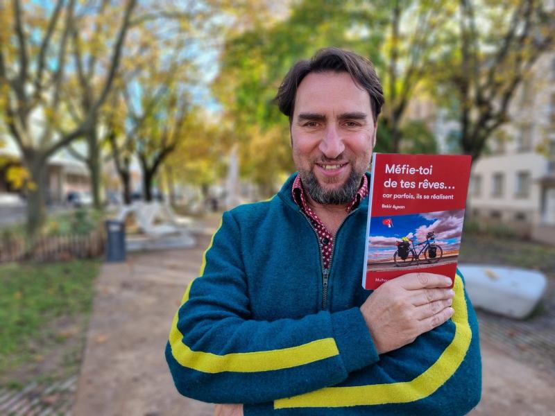 bekir-aysan-avec-son-livre-mefie-toi-de-tes-reves-car-parfois-ils-se-realisent-qui-vient-de-sortir-chez-mediapop-editions-la-maison-d-edition-mulhousienne-de-philippe-schweyer-avait-deja-publie-il-y-a