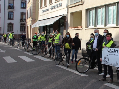 CADRes Colmar - Ils protègent les élèves par une chaîne de cyclistes