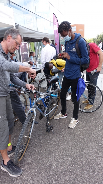 A Strasbourg des migrants apprennent à faire du vélo