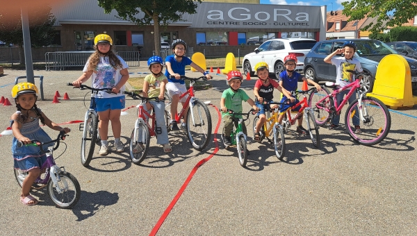 Formation vélo pour les enfants vélos et parcours sécurité routière inclut